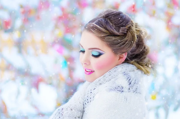 Kışın beyaz başörtüsü ile güzel kız