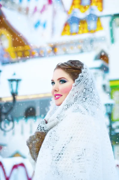 Kışın beyaz başörtüsü ile güzel kız