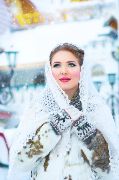 Kışın beyaz başörtüsü ile güzel kız