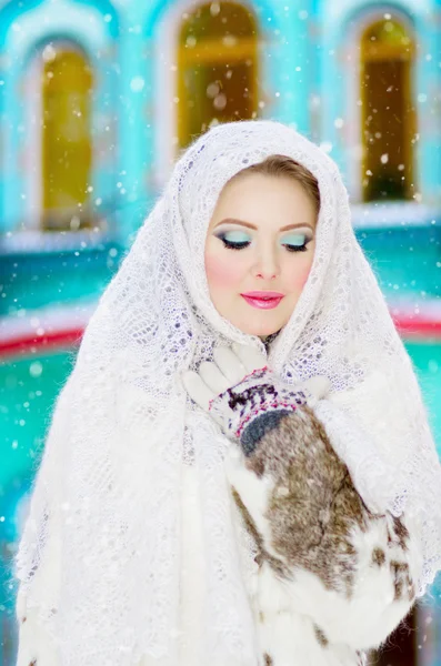 Kışın beyaz başörtüsü ile güzel kız