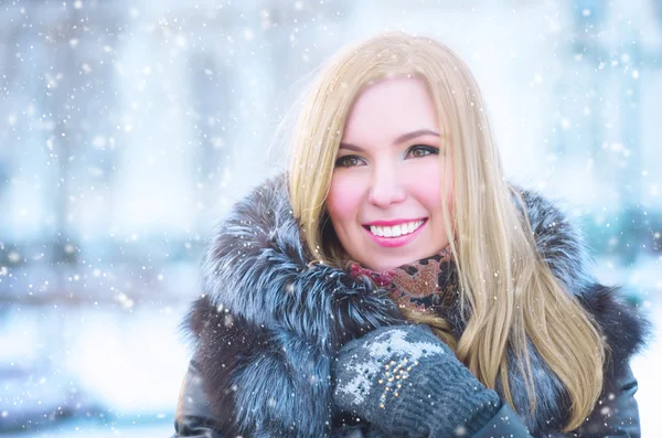 Frost, kış koyun derisi paltolu kız