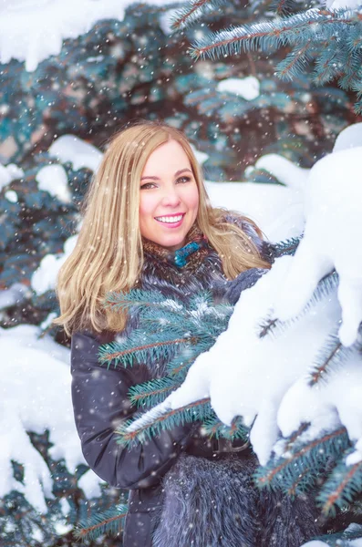 Frost, kış koyun derisi paltolu kız