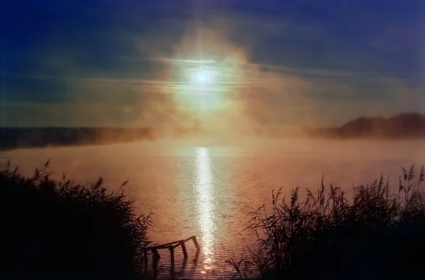 Восход солнца над прудом Стоковая Картинка