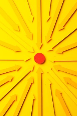 Kırmızı bir daire için işaret eden oklar