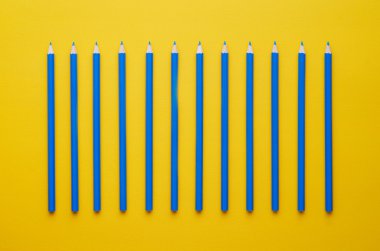 Bir satırda düzenlenen mavi boya kalemi