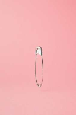 Çengelli iğne pembe üzerinde