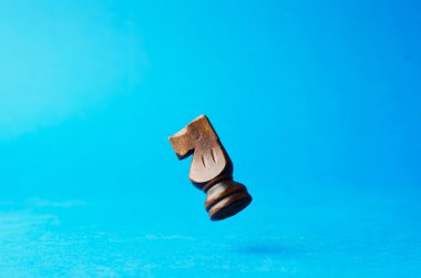 Bu şövalye, ahşap satranç heykelcik