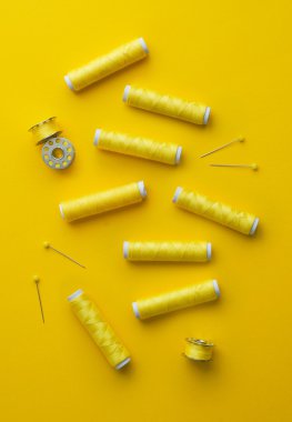 renkli iplik makaralar