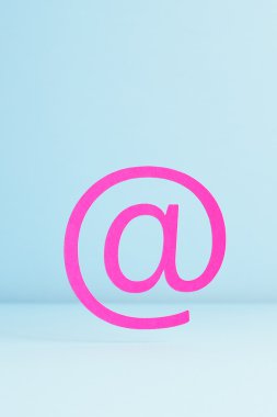 E-posta işareti havada 