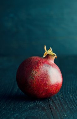 Koyu ahşap üzerine nar