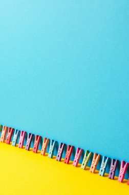 Mavi eğilerek Çamaşırhane klipler