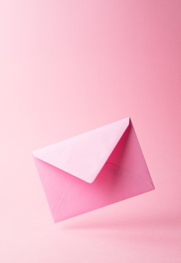 Pembe zarf pembe düştü