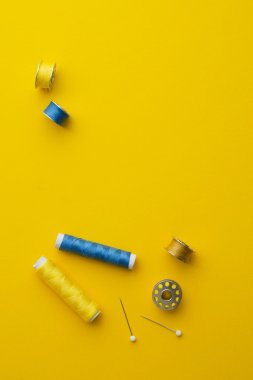 renkli iplik makaralar