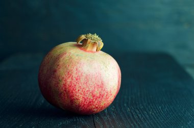 Koyu ahşap üzerine nar