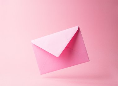 Pembe zarf pembe düştü