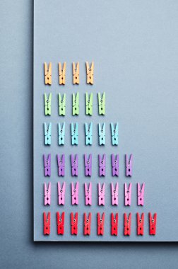 Çamaşırhane klipler üzerinde koyu gri organize