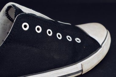 siyah ve beyaz ayakkabı