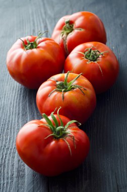 Ahşap masa üzerinde organik domates