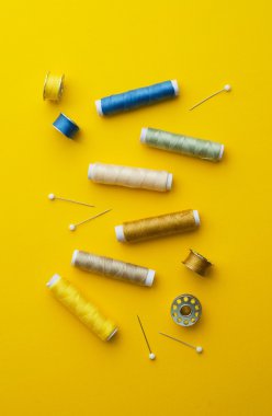 renkli iplik makaralar