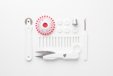 Beyaz düzenlenen dikiş araçları