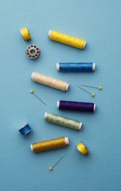 renkli iplik makaralar