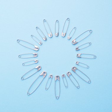 Emniyet pimleri bir daire içinde organize