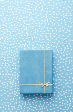 Noel hediye kutusu ile kar konfeti