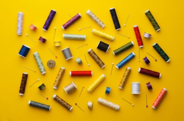 renkli iplik makaralar