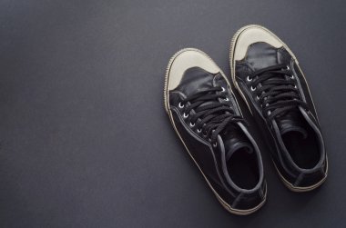 Koyu siyah üzerinde klasik spor ayakkabı