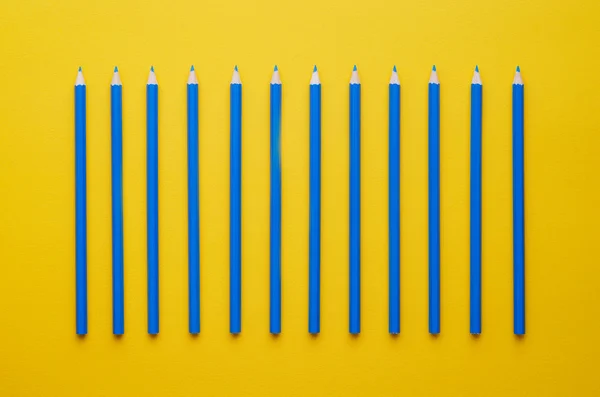 Blue crayons organized in a row — Stock Photo, Image