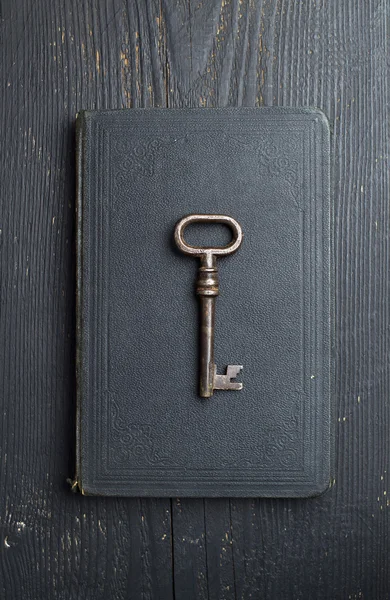 Vintage toets op zwarte lederen boek — Stockfoto