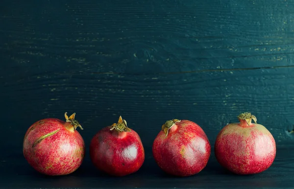 Koyu ahşap üzerine nar