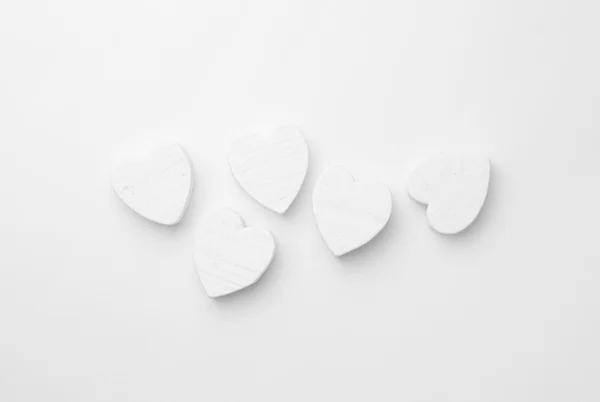 Dřevěné srdce nad bílá — Stock fotografie