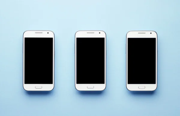 Tres teléfonos inteligentes blancos — Foto de Stock