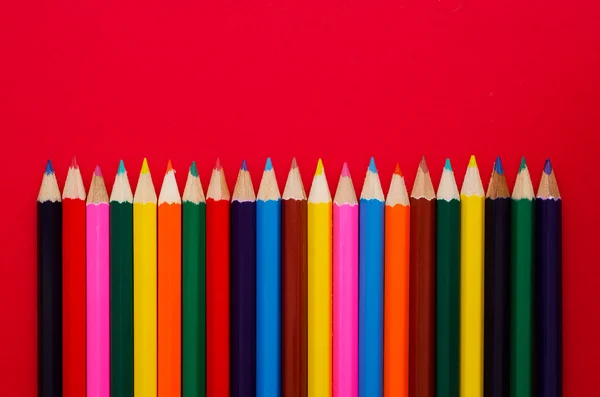 Crayones de colores organizados en una fila —  Fotos de Stock