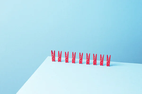 Red laundry clips organized in a row — Stock Photo, Image