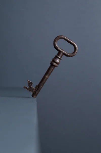 Vintage sleutel in evenwicht — Stockfoto