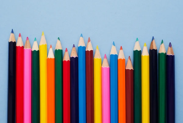 Crayons colorés organisés en une rangée — Photo