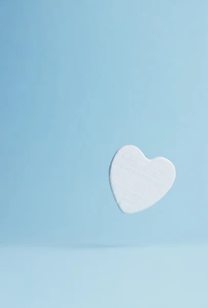 Ξύλινη καρδιά πέφτουν μπλε — Φωτογραφία Αρχείου