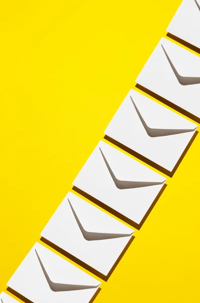 Kuvert mönster över gul — Stockfoto