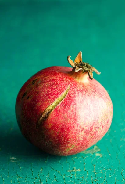 Pomegranate over grunge green — Stock Photo, Image