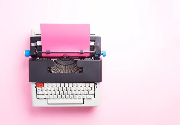 Daktilo ile pembe kağıt 