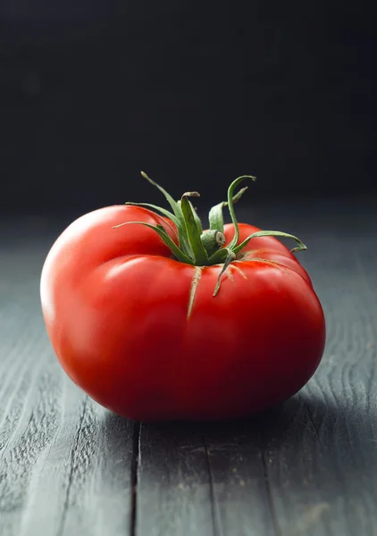 Biologische tomaten boven houten tafel — Stockfoto