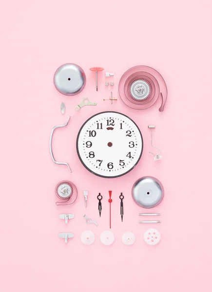 Pembe üzerinde düzenlenen saat bileşenleri 