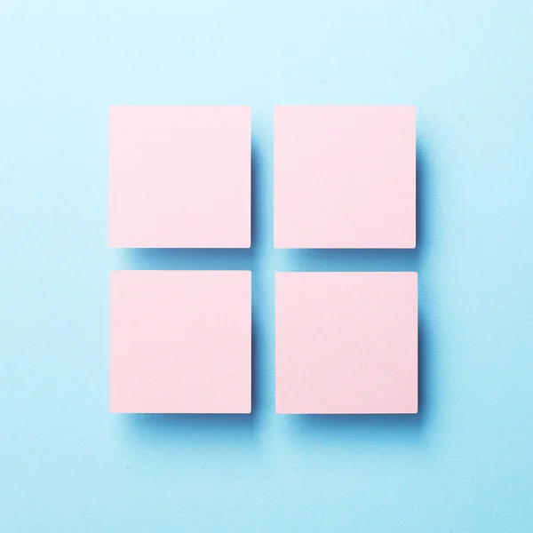 Бумажные квадраты, организованные по синему — стоковое фото
