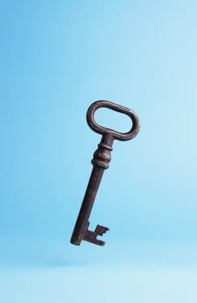 Vintage sleutel omvallen blauw — Stockfoto