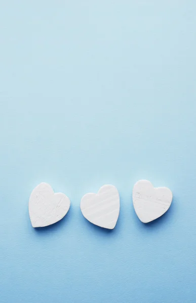 Ξύλινες καρδιές πάνω από μπλε — Φωτογραφία Αρχείου