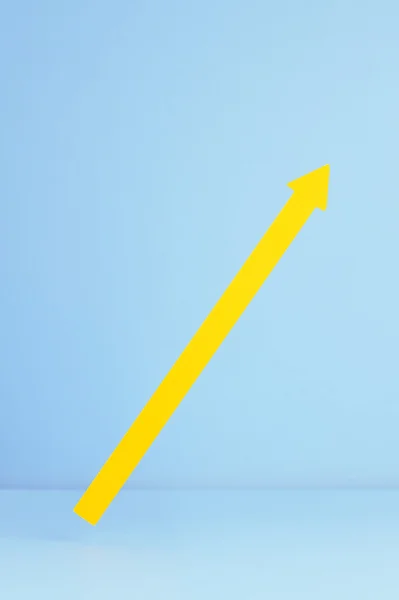 Seta amarela apontando para cima — Fotografia de Stock