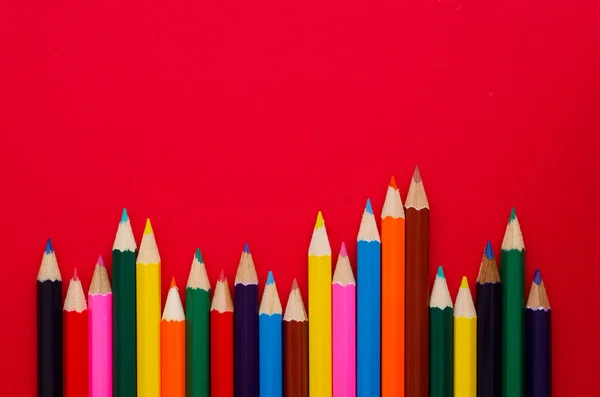 Crayones de colores organizados en una fila —  Fotos de Stock