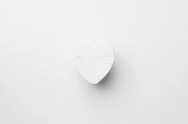 Coeur simple sur blanc — Photo